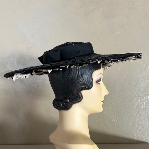 EXCITING 1940s\' BLACK STRAW WIDE BRIM HAT + WHITE FABRIC DAISIES